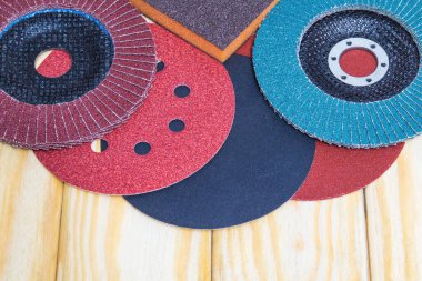 Çeşitli nesneleri temizlemek veya zımparalamak için aşındırıcı araçlar