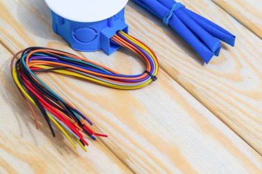 Elektrik kurulum sürecinde genellikle kablolu ve araçlı elektrik bağlantı kutusu.