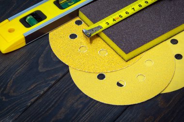 Çeşitli nesneleri temizlemek veya zımparalamak için aşındırıcı aletler ve inşaat bandı