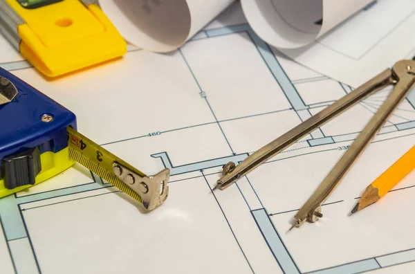 家を設計する前に図面上の建設テープと鉛筆 建物の作業環境 — ストック写真