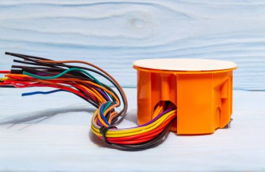 Elektrik kurulum sürecinde genellikle kablolu elektrik bağlantı kutusu kullanılır..