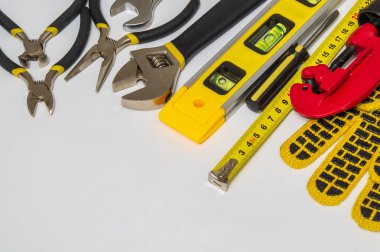 İzole edilmiş gri arka planda usta inşaatçı için profesyonel araçlar