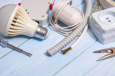 Elektrik tamiri için yedek parça ve kablo. Elektrikli aksesuarlar da hazır.