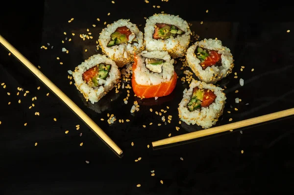 Sushi Tradicional Con Semillas Sésamo Palillos Filadelfia Con Salmón Aguacate — Foto de Stock