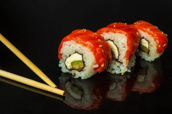 Sushi Tradicional Palillos Filadelfia Con Salmón Aguacate Queso Cocina Japonesa — Foto de Stock