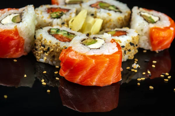 Sushi Tradicional Con Semillas Sésamo Filadelfia Con Salmón Aguacate Queso — Foto de Stock