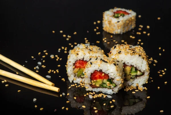 Sushi Tradicional Palillos Filadelfia Con Salmón Aguacate Queso Cocina Japonesa — Foto de Stock