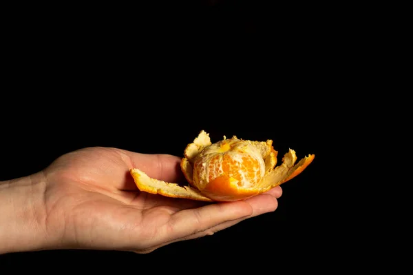 Hand Houden Rijpe Mandarijn Met Schil Zwarte Geïsoleerde Achtergrond — Stockfoto