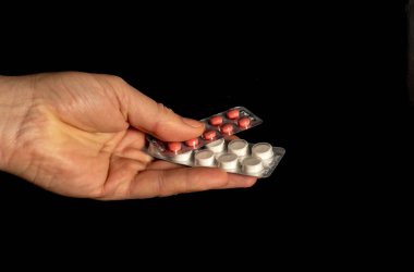 El ele tutuşma hapları siyah arka planda izole edilmiş. 