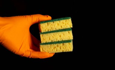 Eldivenin içinde siyah arka planda üç tane el bezi var. Arazi temizleme fikri