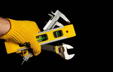 Ustanın elinde tamir ya da inşaat için gerekli aletler var.