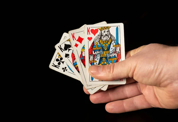 Dłonie Osoby Trzymają Karty Czterech Królów Czarnym Tle — Zdjęcie stockowe