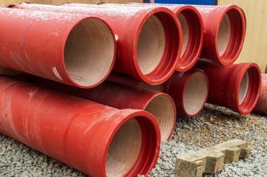 Turuncu seramik su boruları yenileme çalışmaları sırasında caddeye yığılmış.