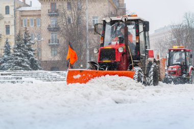 Kar temizleme aracı karı kaldırıyor. Yoğun kar yağışından sonra traktör yolu açtı: Kiev, Ukrayna 08 Şubat 2021