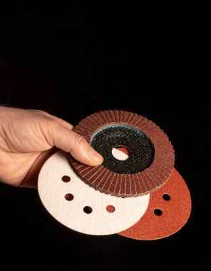 Ana tutuş Flap Disk ve sürtünme tekerleği yakın siyah arkaplan