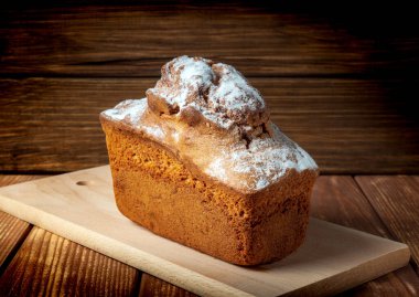 Bütün ev yapımı kekler ahşap kesme tahtasına pudra şekeri serpiştirilmiş.