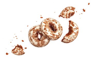 Kırpılmış zencefilli kurabiyeler ve beyaz arkaplanda izole edilmiş şeker kreması.