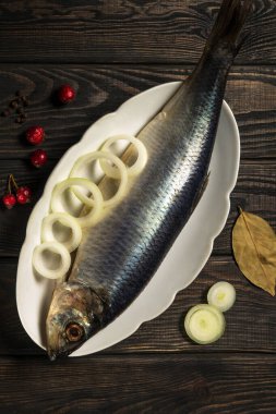 Yakından bakınca soğan ve baharatlı Hollanda çiğ ringa balığı. Sokak kafesi için atıştırma fikri. Üst görünüm