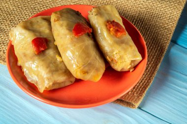 Tabakta sığır eti, pirinç ve sebzeli lahana ruloları. Lahana dolması ve et. Mavi antika tablo