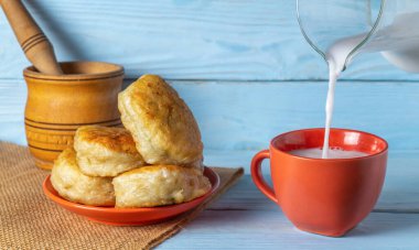 Süt taze ev yapımı çörekler için bir içecektir. Lezzetli bir kahvaltı ya da akşam yemeği fikri. 