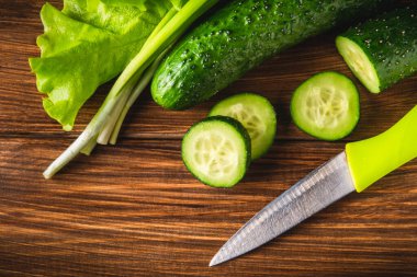 Salatalık, salatalık ve soğandan salata yapmak için hazır. Lezzetli bir diyet için fikir. Üst yaşam