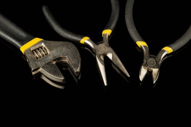 Tadilat veya inşaattan önce profesyonel zanaatçının hazırladığı siyah izole arkaplan üzerine kurulmuş yapı araçları