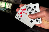 Poker karty se dvěma páry kombinace. Close up of a gambler hand is holding playing cards in casino