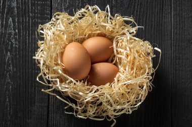 Zanaatkar, atölyedeki bir anahtarla fındığı sıkıyor.