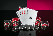 Poker karty s pěti druhu nejvyšší kombinaci. Detailní záběr na hraní karet a žetonů v kasinu. Volný reklamní prostor