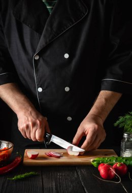 Şef ya da aşçı sebze salatasında turp keser. Restoranda ya da kafede lezzetli bir salata pişirmek.