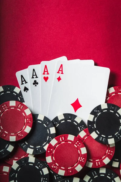 Poker Game Four Kind Quads Hand Chips Cards Red Table — Stock Photo, Image