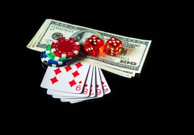 Arkaplanda çip ve zar olan floş kartlar ve dolarlar. Poker kulübünde ya da kumarhanede kazanan kombinasyon
