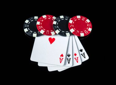Poker oyunu, dörtlü ya da dörtlü kombinasyonlu. Poker kulübünde fişler ve kartlar siyah masada.