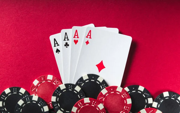 Игра Покер Четырьмя Четырьмя Руками Чипсы Карты Красном Столе Успешная — стоковое фото