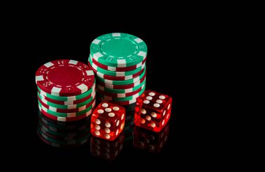 Siyah arka plan ve çiplerde poker zarları. Barbut kulübü oyunu konsepti.