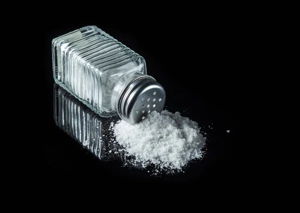 Heap Salt Från Saltshaker Svart Bakgrund Begreppet Överdrivet Saltintag Som — Stockfoto