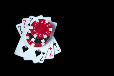 Üçlü ya da set kombinasyonlu poker oyunu. Poker kulübünde fişler ve kartlar siyah masada. Ücretsiz reklam alanı