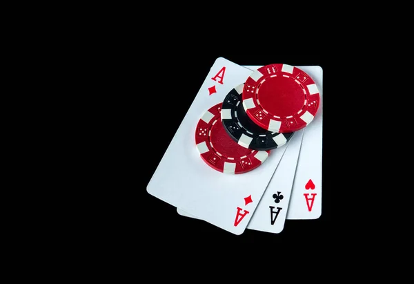 3種類またはセットの組み合わせでポーカーゲーム ポーカークラブの黒いテーブルの上のチップやカード 無料広告スペース — ストック写真