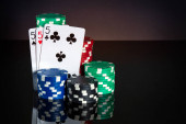 Poker karty se třemi druhy nebo nastavit kombinaci. Detailní záběr na hraní karet a žetonů v pokerovém klubu. Volný reklamní prostor