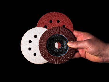 İnşa eden el, izole edilmiş siyah arkaplanda aşındırıcı aletler tutar ya da verir. Başarılı bir işe başlama fikri. Ücretsiz reklam alanı.