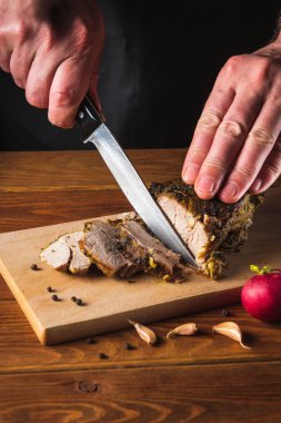 Şefin sulu bifteğini pişiriyorum. Siyah arka planda, metin menüsü veya tarifi için kopyalama alanı var..