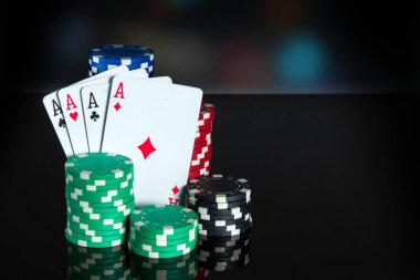 Poker kartları ve dört farklı kombinasyon. Poker kulübünde iskambil kağıtları ve fişler yakın plan. Ücretsiz reklam alanı