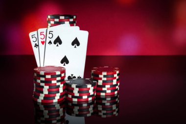 Poker kartları. Üçlü ya da set kombinasyonlu. Poker kulübünde iskambil kağıtları ve fişler yakın plan. Ücretsiz reklam alanı