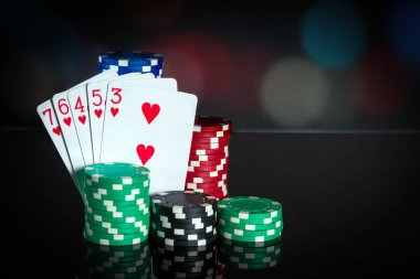 Floş kombinasyonlu poker kartları. Poker kulübünde iskambil kağıtları ve fişler yakın plan. Ücretsiz reklam alanı