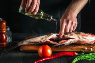 Profesyonel şef taze balık kocakafalı sazan balığı hazırlıyor. Balık yemi pişirmeye hazırlanıyorum. Restoranda ya da kafeteryada çalışma ortamı