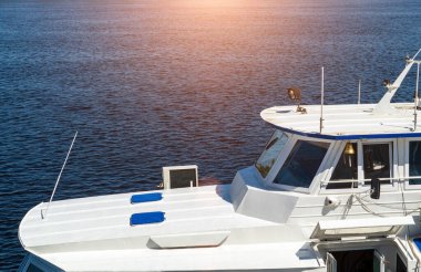 Kaptanın kabini, deniz ya da okyanus manzaralı beyaz geminin elementleri. Turist tasarımı için fotoğraf