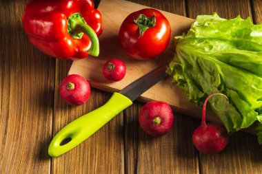 Salata diyeti için sebze seti. Restoranın mutfağında salata pişirmek. Ücretsiz reklam alanı.