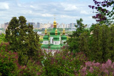 Kiev ya da Kyiv 'in panoramik manzarası. Şırıngaların arasında katedralin yaldızlı kubbeleri.