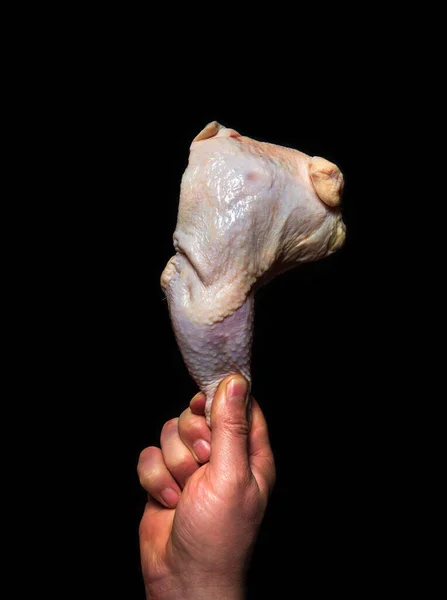 Πόδι Κοτόπουλου Στο Χέρι Σεφ Μαύρο Φόντο Σεφ Ετοιμάζεται Μαγειρέψει — Φωτογραφία Αρχείου