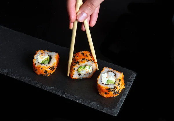 Mano Persona Toma Rollo Sushi Con Palos Sushi Tradicional Comida — Foto de Stock